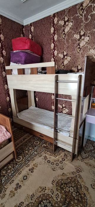 Дедиски диван сотилади