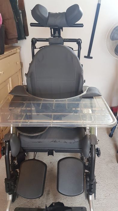 Vând scaun cu rotile