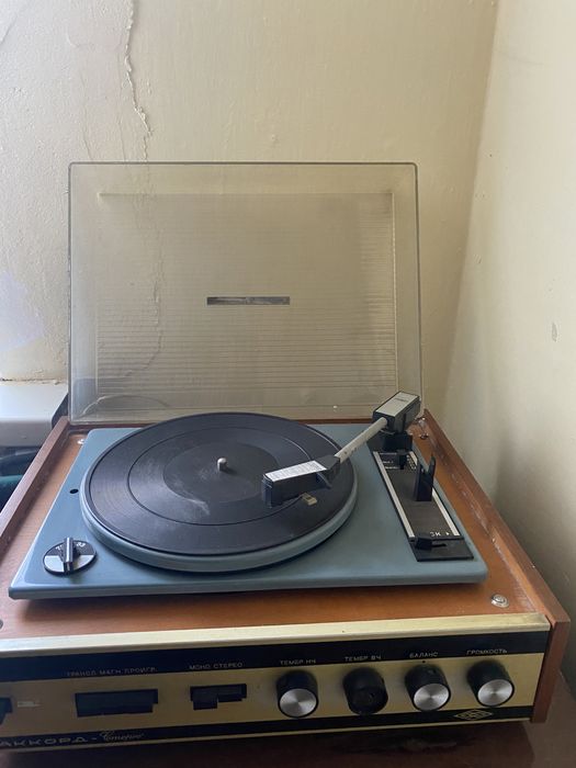 Ретро. Кресло- качалка, телевизор, проигрыватель