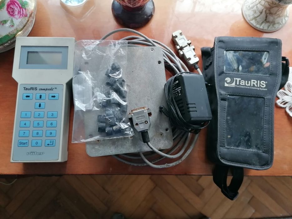 Ceas Tauris Compact XL , incarcator,plus trapa mica + 20 cipuri + husa