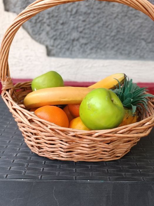 Декоративные фрукты  и цветы.