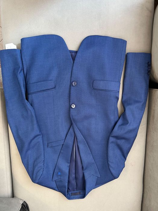 Син костюм размер s