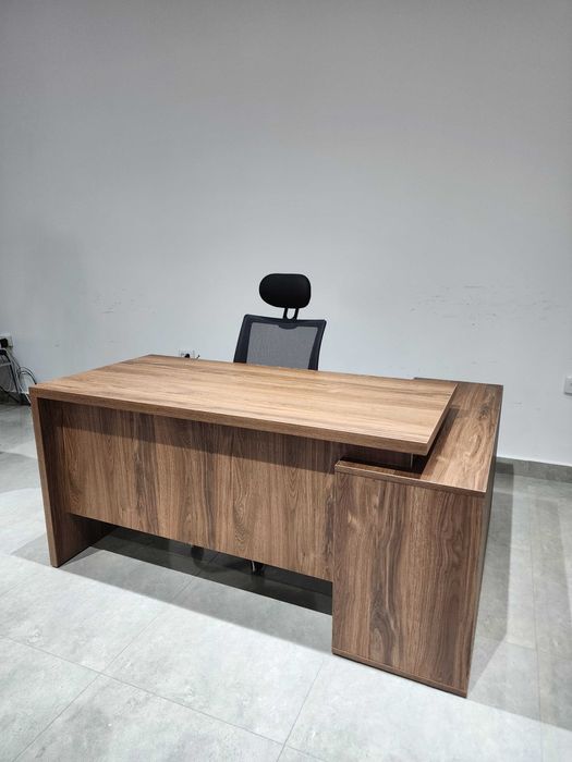 Офисный стол с полками