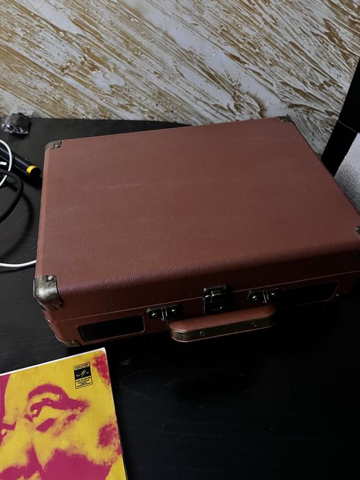 виниловый проигрыватель и 2 диски