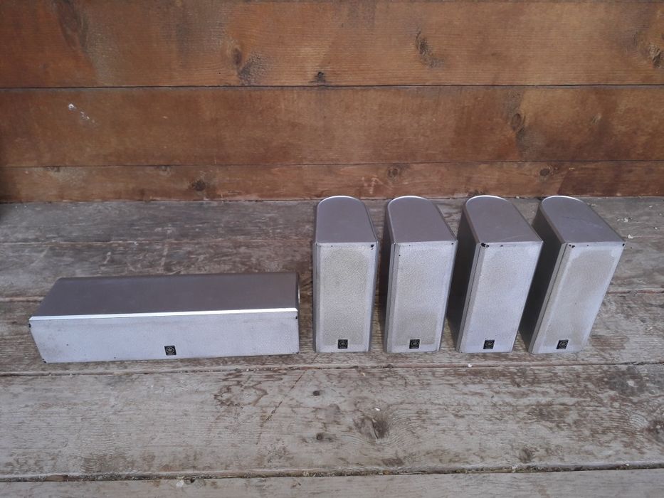 Vând 4 sateliți și o boxa centrala, marca Yamaha, model NX- C130,