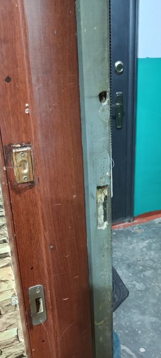 Дверь металлическая.