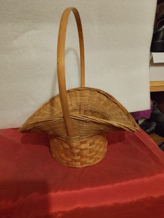 Различни плетени кошници и панери