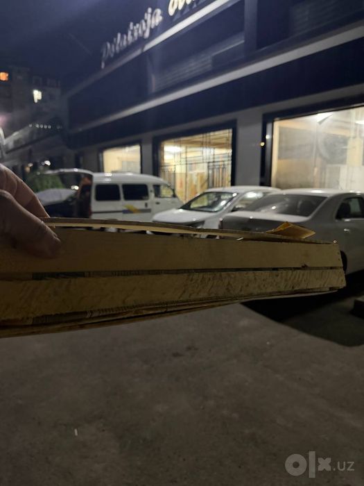 Bir qatorli yogoch yashiklar bor kop miqdorda plastmassa yashik ham