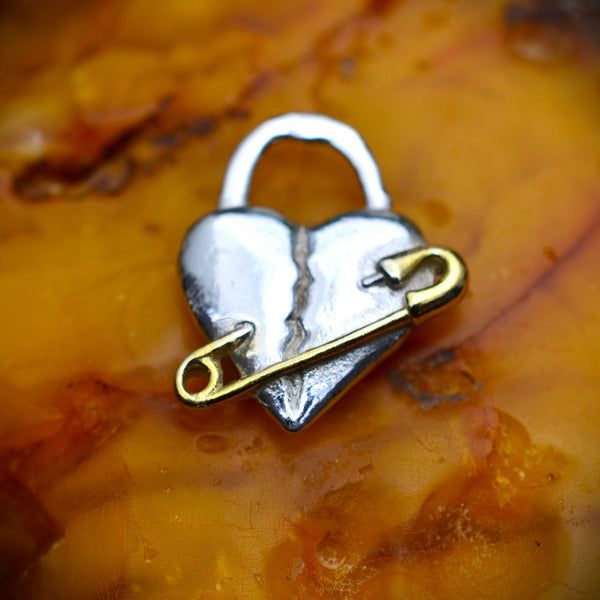 Сребърен медальон 925 „Наранено сърце“ със златни акценти | бижу |