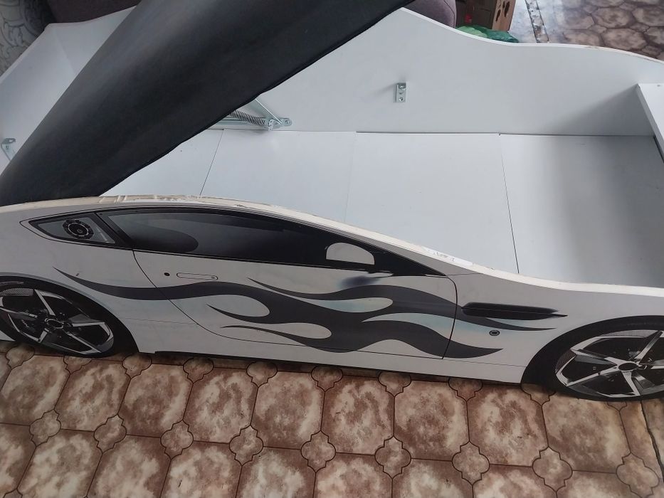 Продам детскую кровать машину