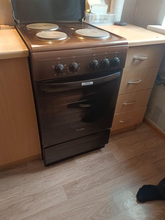 Продаю Эл.Плиту с духовкой.