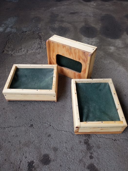 Продам гнезда и кормушки..