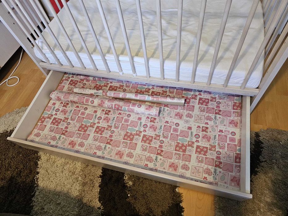 Patut din lemn masiv 120x60 cm cu sertar cu capac, somiera reglabila pe 3 nivele, include saltea cocos
