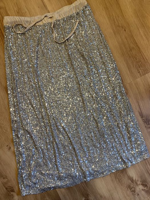 Поодаю юбку из ткани с пайетками