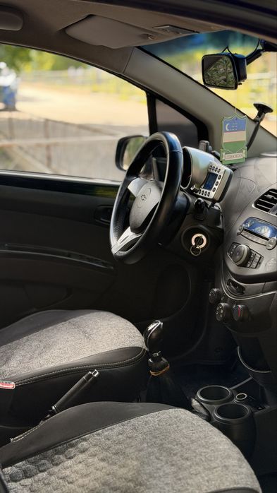 Spark sotiladi qora rang 191000 km