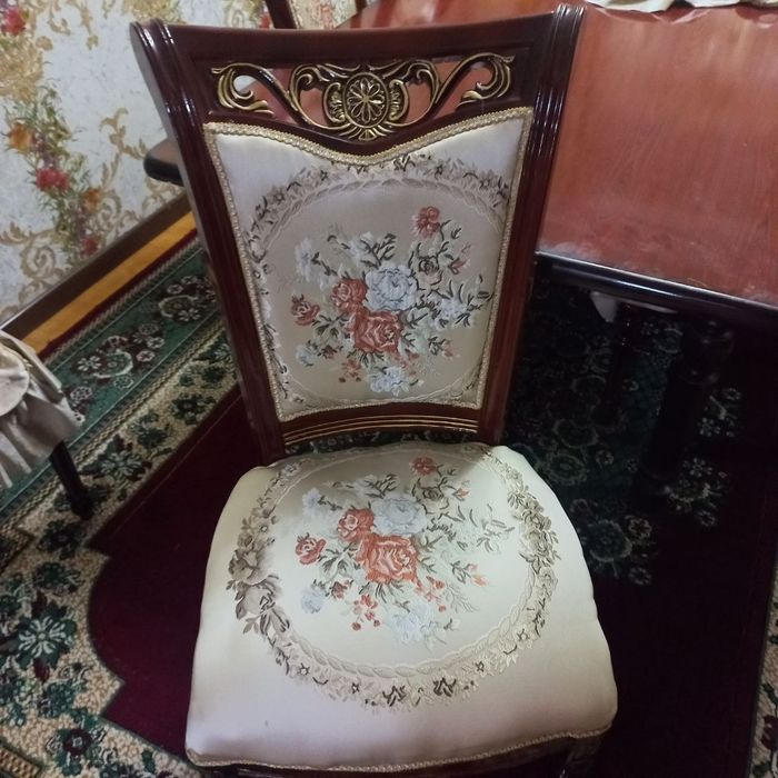 Продаются обеденный стол и стулья