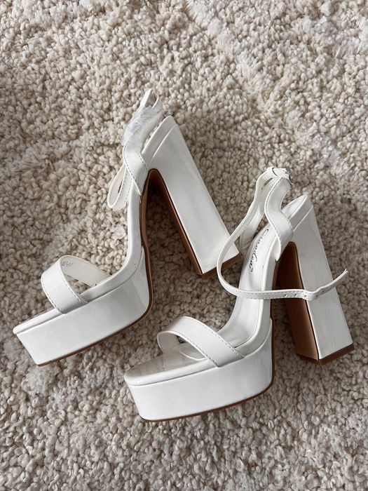 Sandale albe de lac noi