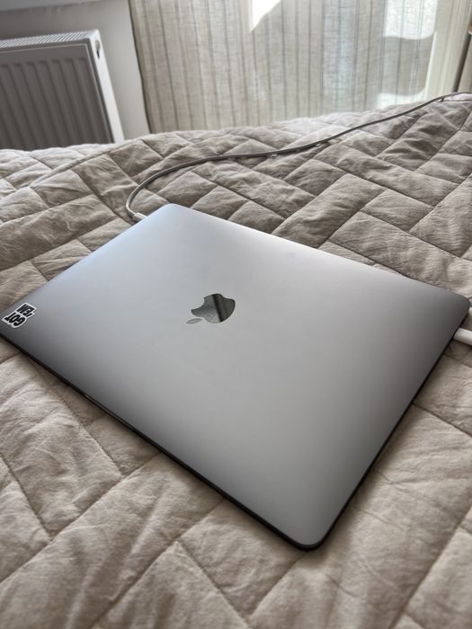 Продам ноутбук Mac pro touchbar