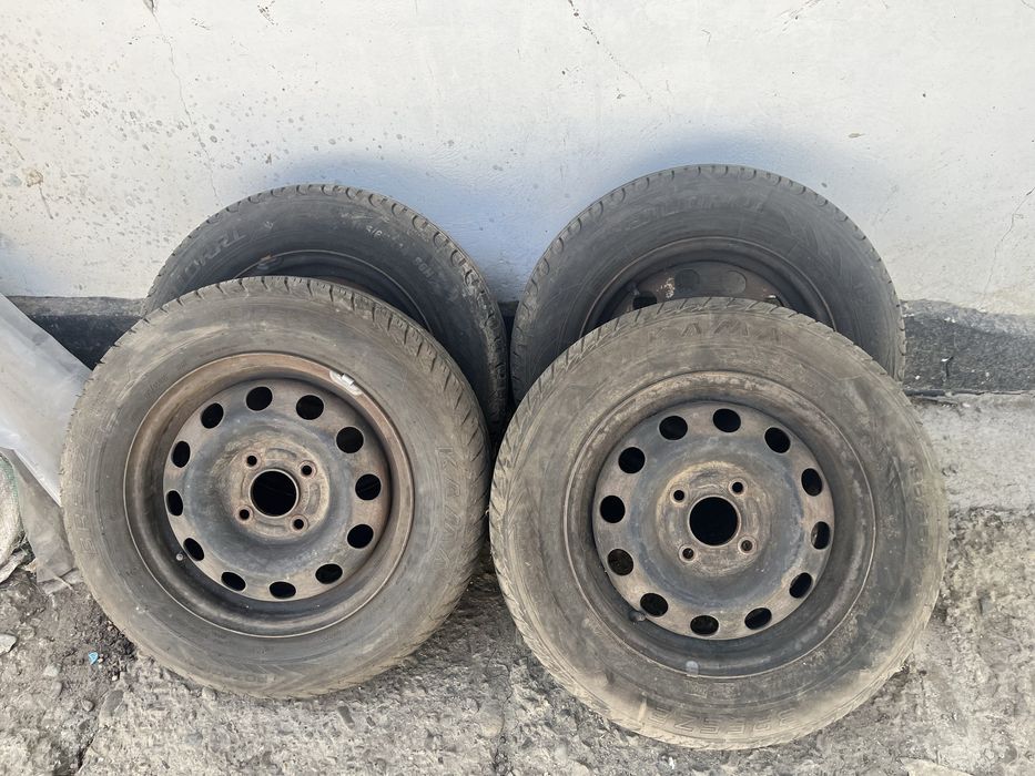 Vand roti pe 14 in 4 prezoane cu tot cu cauciucuri