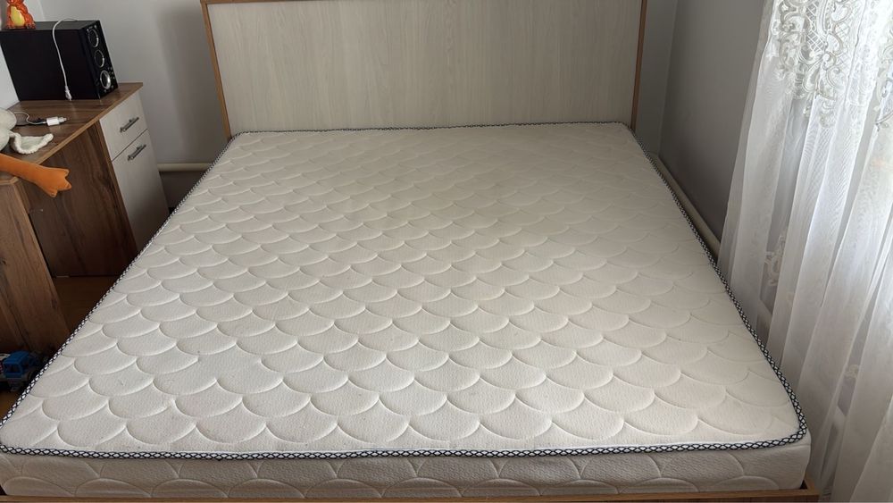 Двухспальная кровать с матрасом ортопедическим