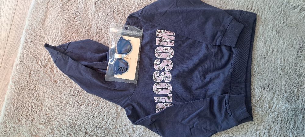 Vând hanorac+ ochelari de soare fete