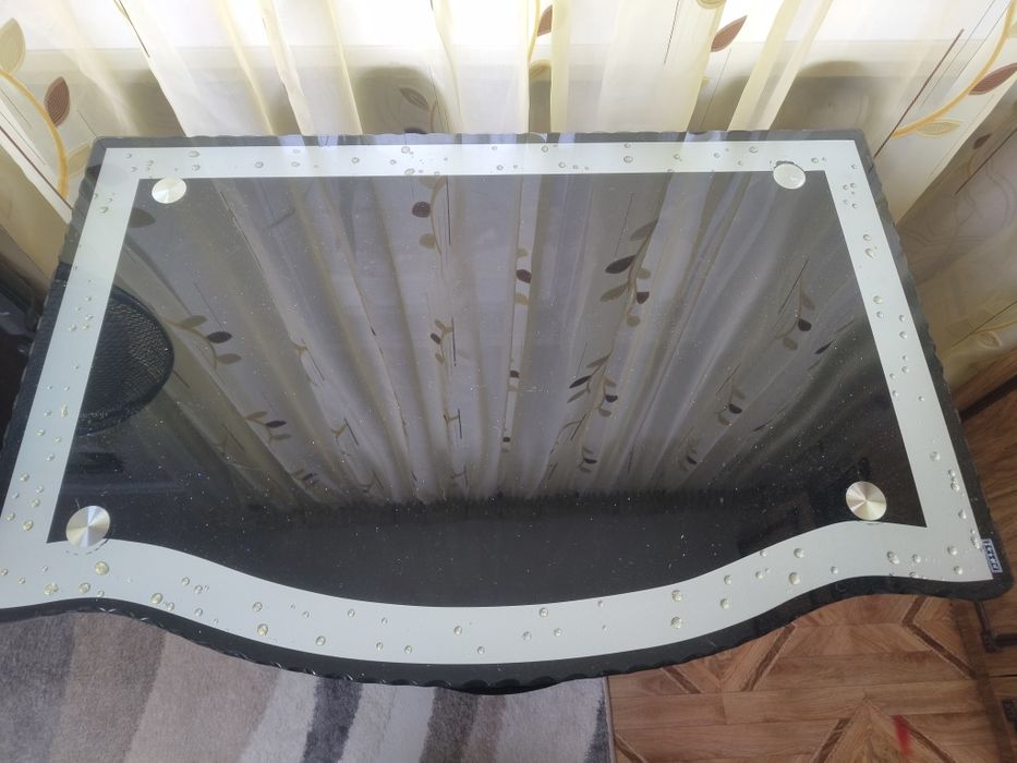 Продам стеклянный столик под телевизор