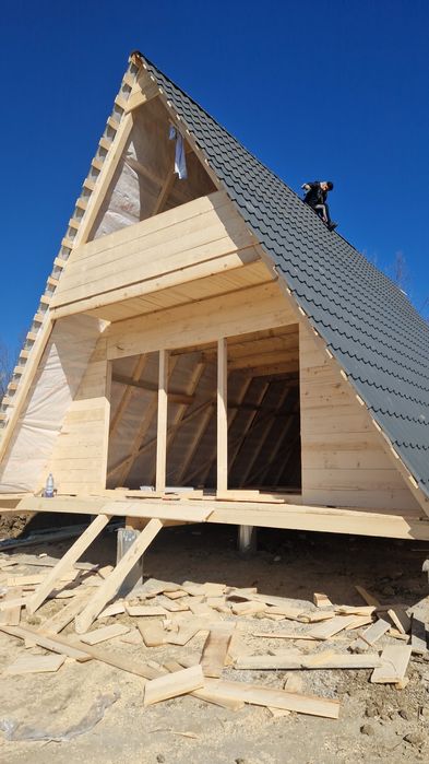 Meseriași în domeniul casei și cabane din lemn sau din panouri sandwic