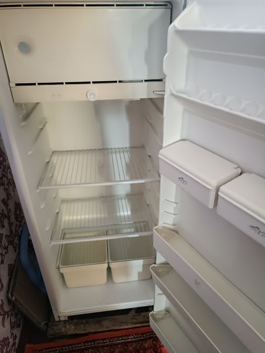 Холодильник Бирюса б/у сатылады.