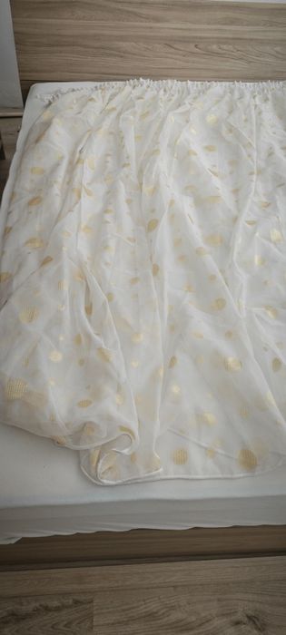 Пердета със златисти нишки