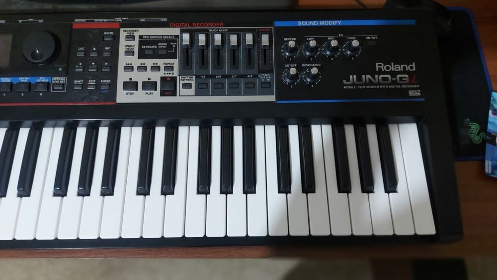 Синтезатор ROLAND juno gi