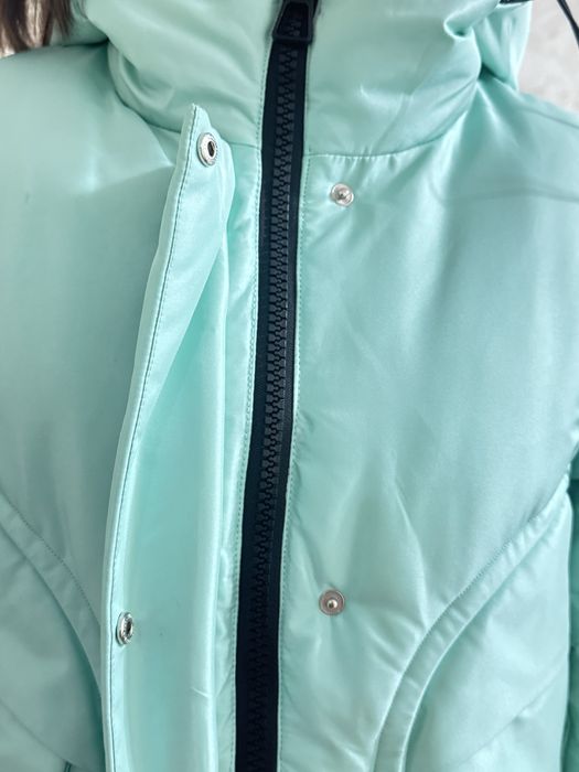 Продам куртку для девочки рост 146-152