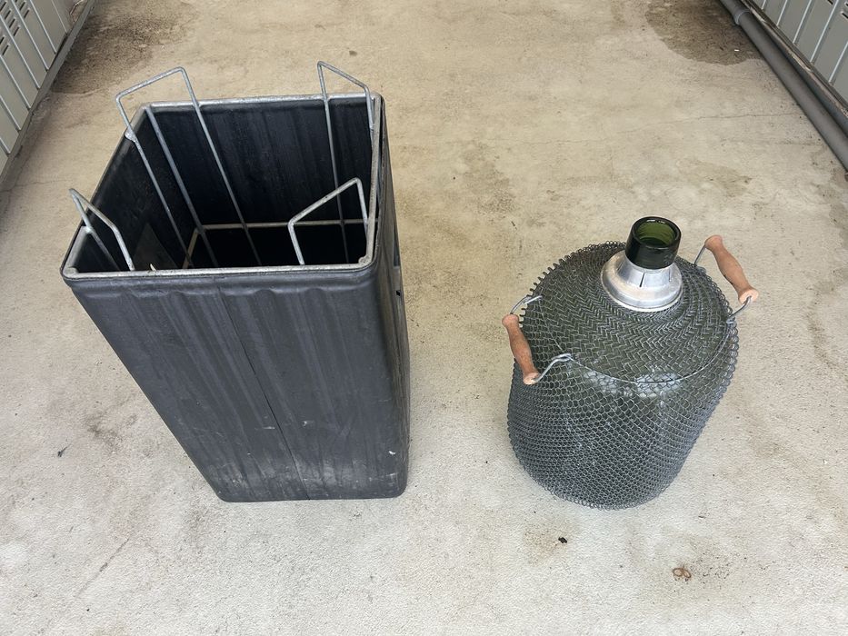 Damigeana 25 l cu plasa protectie si cutie protectie