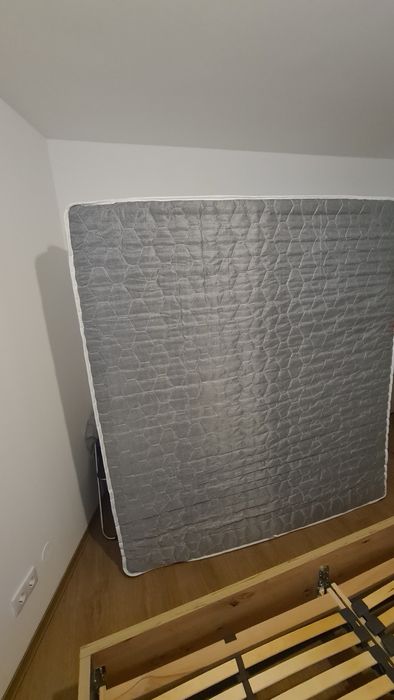 Vând 2 paturi în stare foarte bună. Unul nu a fost folosit doar de câteva ori,