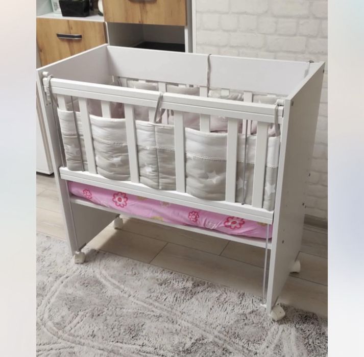 Дървено легло за бебе с падаща странична част