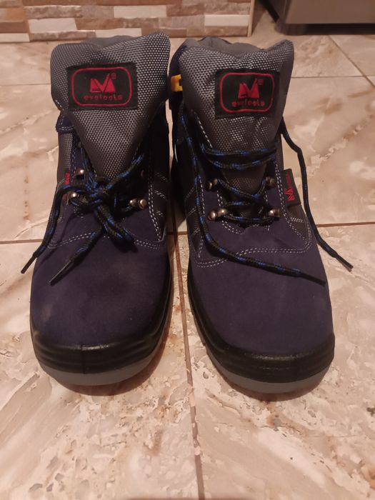 Bocanci de lucru cu protectie