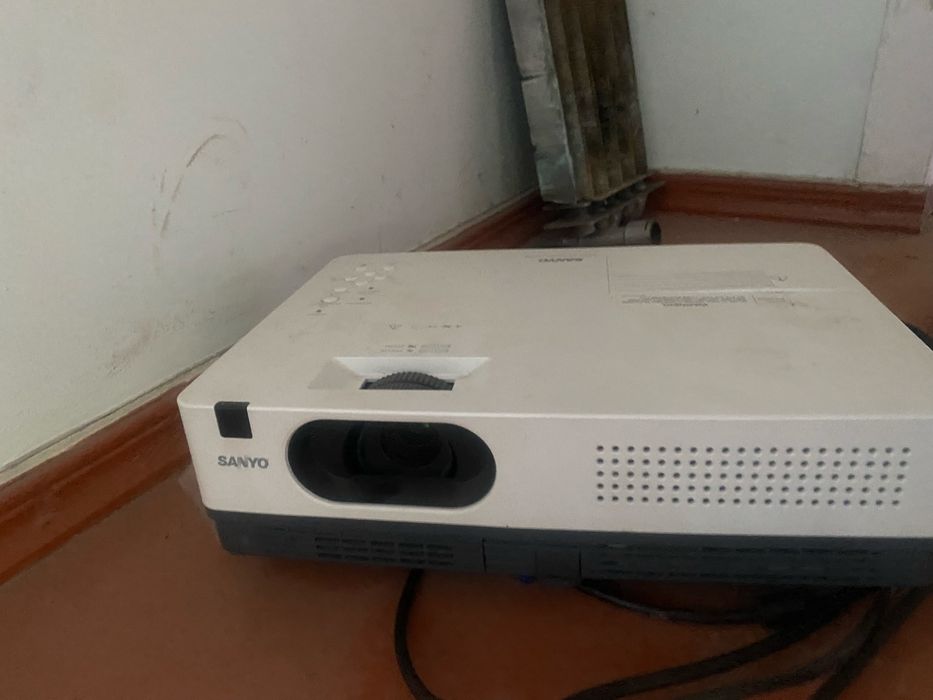 Проектор Sanyo.