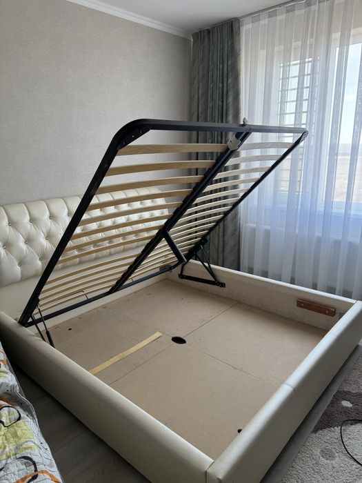 Продам двуспальную кровать