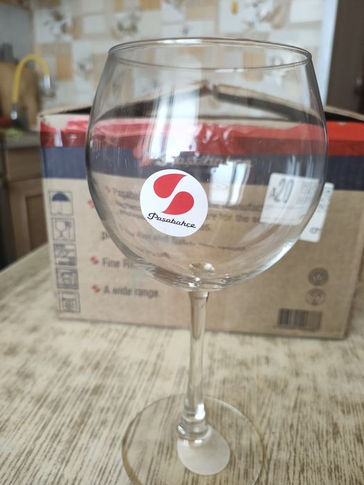 Продам кухонный стол 95; 60;76.