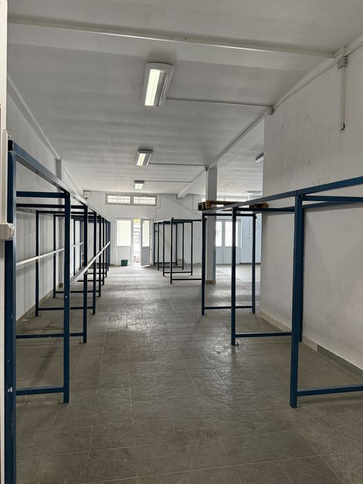 Vând spațiu comercial