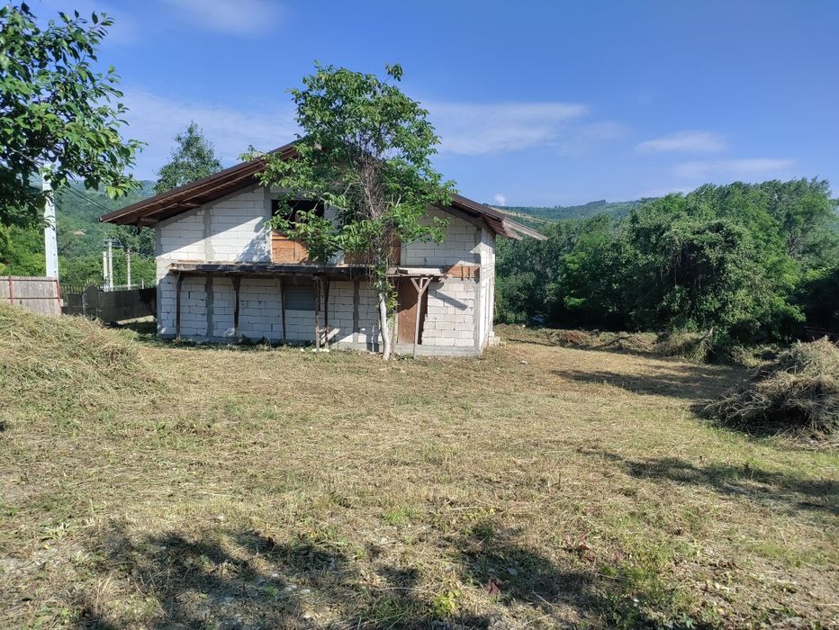 Casa la roșu cu teren