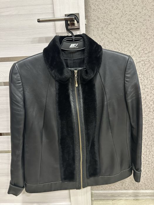 Продам куртку женскую