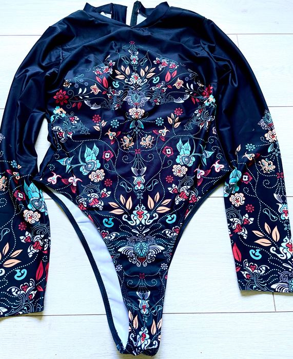 Бански с дълъг ръкав и парео-Намален