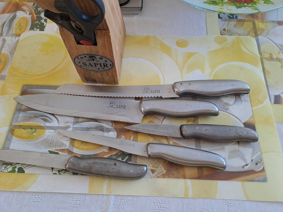 Комплект ножове с метални дръжки на дървена поставка