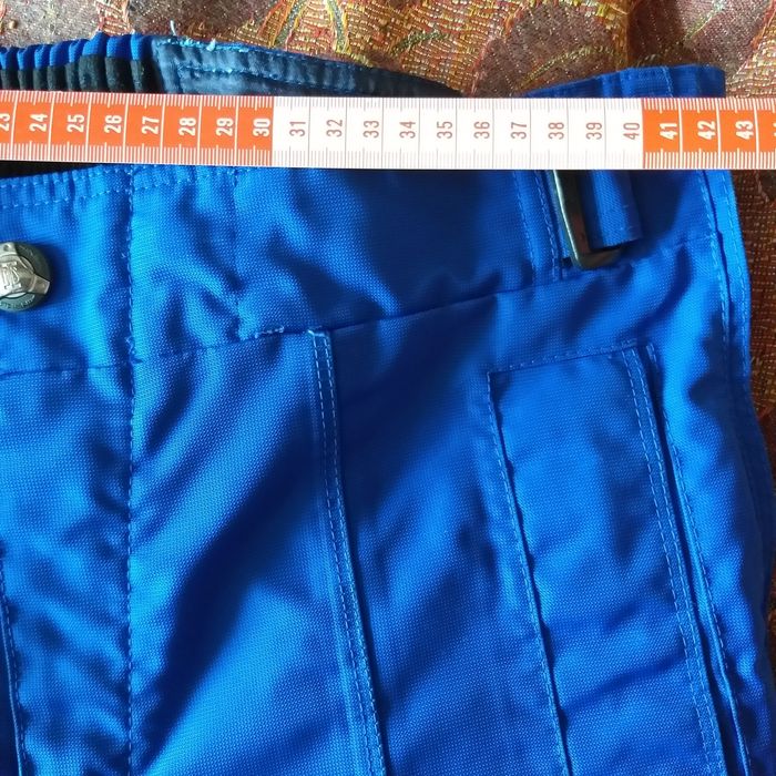 Vand pantaloni de schi