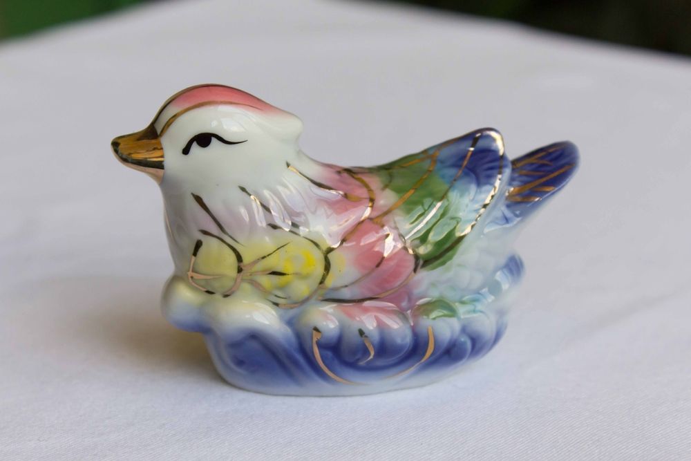 Продается фарфоровая статуэтка " Райская птичка"