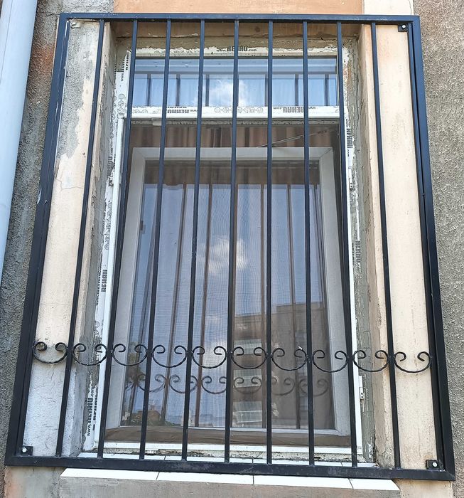 Vand 2 grilaje metalice pentru ferastra