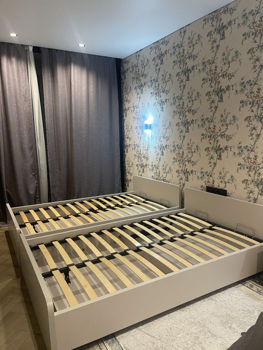 Продам 2 кровати и тумбочку