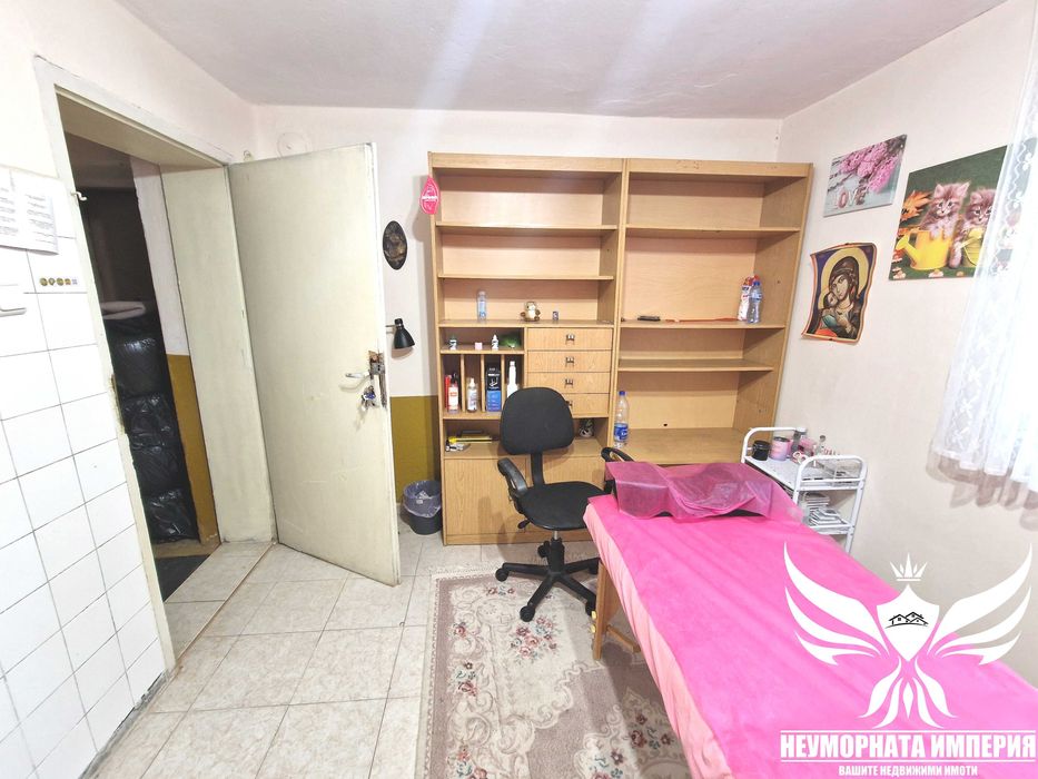 Продавам гараж, помещение и двор в гр.Асеновград, до болницата