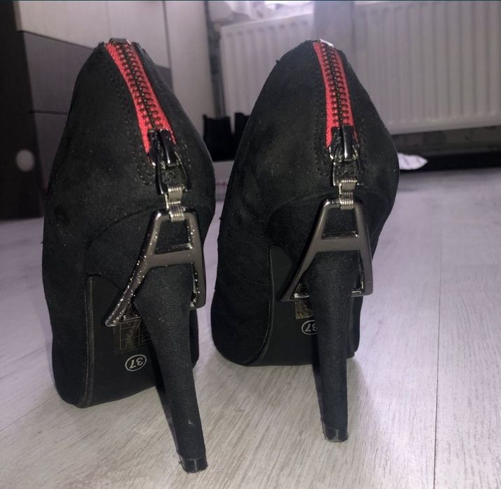 Остри елегантни обувки на ток