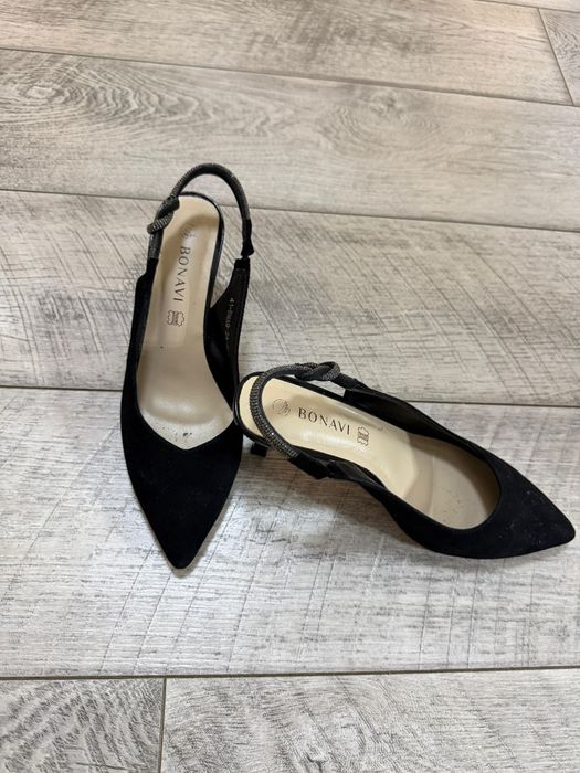 Двое пар туфлей.